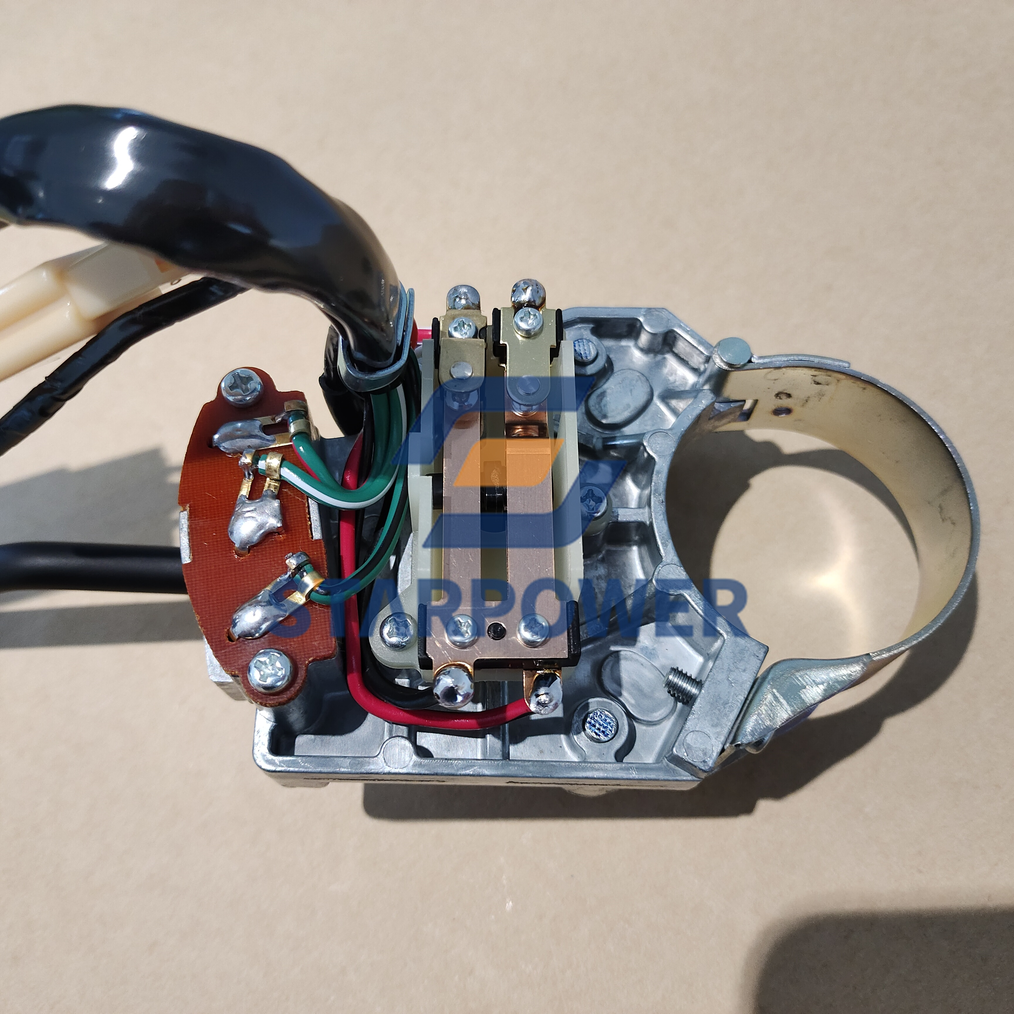 569-06-61111 ПЕРЕКЛЮЧАТЕЛЬ HD255-5;HD405-6;HD325-6;HD255-5;HD465-5;HD985-5;HD985-3;HD785-3